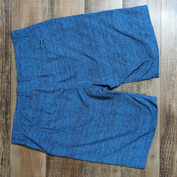 Travis Mathew Lightweight Golf Shorts Size 36 x 10" in Blue with Black Patterns - Picture 2 of 9